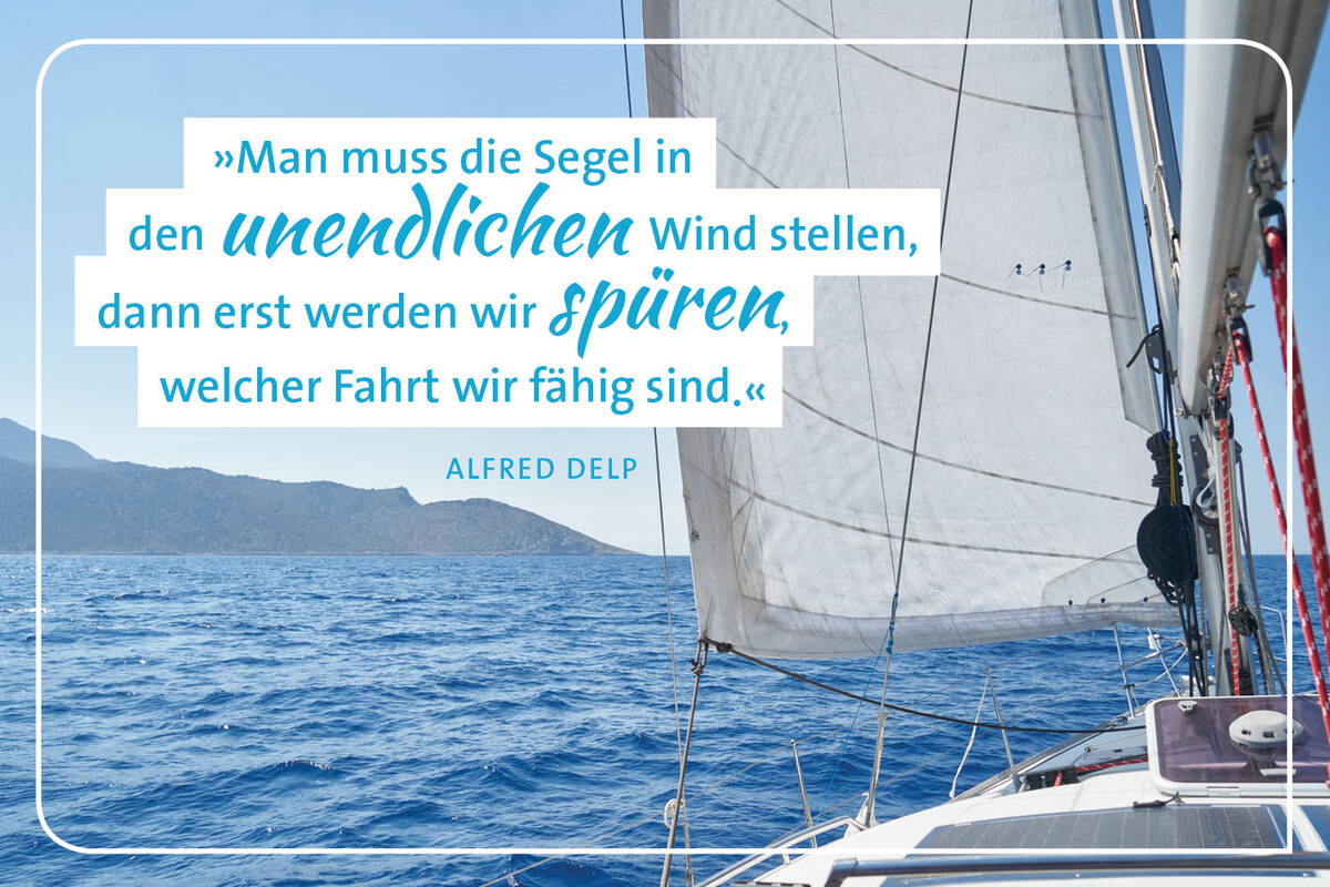 Abenteuer Glaube Bild eines Segelbootes im offenen Meer verbunden mit einem Zitat von Alfred Delp: "Man muss die Segel in den unendlichen Wind stellen, dass erst werden wir spüren, welcher Fahrt wir fähig sind".